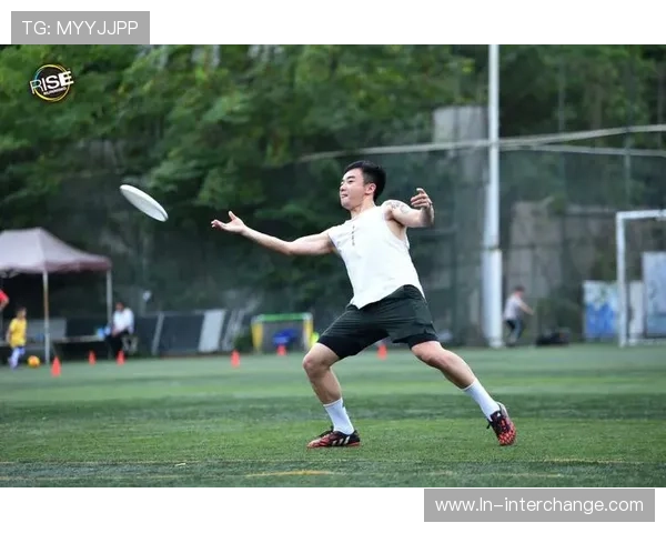 城市马拉松赛事回顾成都飞盘队展现出色节奏与团队协作